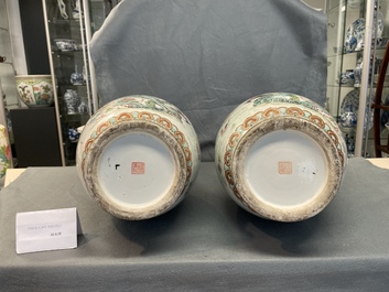 Une paire de vases en porcelaine de Chine famille rose, marque et &eacute;poque de Tongzhi