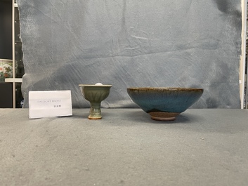 Un bol sur piedouche en porcelaine c&eacute;ladon de Longquan et un bol de type Junyao, Ming et/ou apr&egrave;s