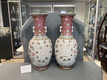 Une paire de vases en porcelaine de Chine famille rose, marque et &eacute;poque de Tongzhi