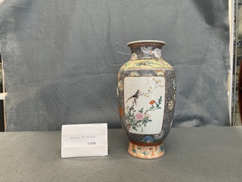 Un vase en porcelaine de Chine famille rose, marque de Qianlong, R&eacute;publique