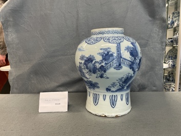 Un vase en fa&iuml;ence de Delft en bleu et blanc &agrave; d&eacute;cor chinoiserie avec un &eacute;l&eacute;phant, fin du 17&egrave;me