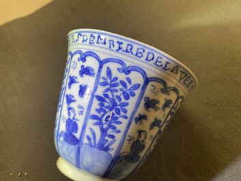 Une tasse couverte et soucoupe en porcelaine de Chine en bleu et blanc pour le march&eacute; fran&ccedil;ais, Kangxi