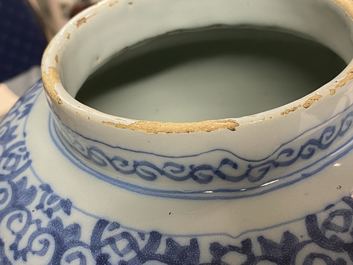 Un vase en fa&iuml;ence de Delft en bleu et blanc &agrave; d&eacute;cor chinoiserie avec un &eacute;l&eacute;phant, fin du 17&egrave;me