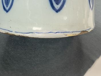 Un vase en fa&iuml;ence de Delft en bleu et blanc &agrave; d&eacute;cor chinoiserie avec un &eacute;l&eacute;phant, fin du 17&egrave;me