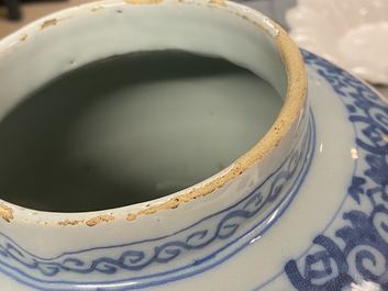Un vase en fa&iuml;ence de Delft en bleu et blanc &agrave; d&eacute;cor chinoiserie avec un &eacute;l&eacute;phant, fin du 17&egrave;me