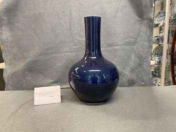 Un vase de forme bouteille en porcelaine de Chine bleu monochrome, marque et &eacute;poque de Qianlong