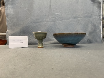 Un bol sur piedouche en porcelaine c&eacute;ladon de Longquan et un bol de type Junyao, Ming et/ou apr&egrave;s