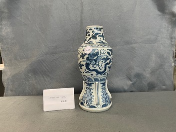 Een zeldzame Chinese blauw-witte 'zeedraken' vaas, Wanli