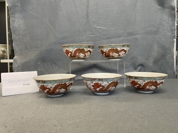 Cinq bols en porcelaine de Chine famille rose &agrave; d&eacute;cor de dragons et de ph&eacute;nix, marque et &eacute;poque de Guangxu