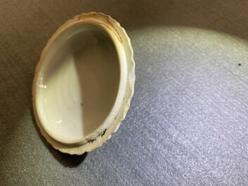 Une tasse couverte et soucoupe en porcelaine de Chine en bleu et blanc pour le march&eacute; fran&ccedil;ais, Kangxi