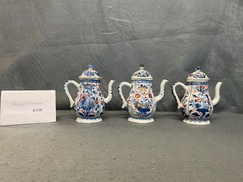 Three Chinese Imari-style covered jugs on stand, Kangxi
