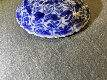 Une tasse couverte et soucoupe en porcelaine de Chine en bleu et blanc pour le march&eacute; fran&ccedil;ais, Kangxi