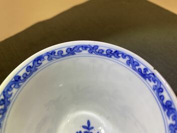 Une tasse couverte et soucoupe en porcelaine de Chine en bleu et blanc pour le march&eacute; fran&ccedil;ais, Kangxi