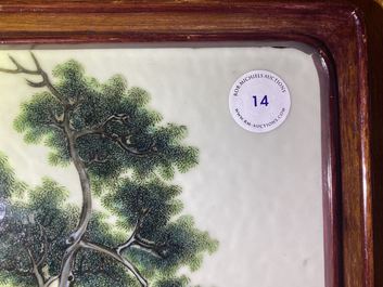 Een Chinese famille rose plaquette met dames in een tuin, Republiek