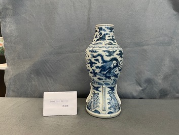 Een zeldzame Chinese blauw-witte 'zeedraken' vaas, Wanli