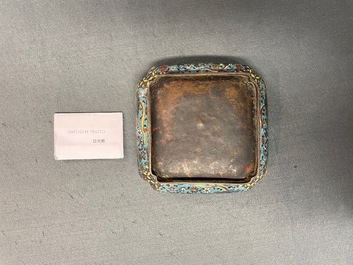 Een Chinese vierkante cloisonn&eacute; kom, Ming