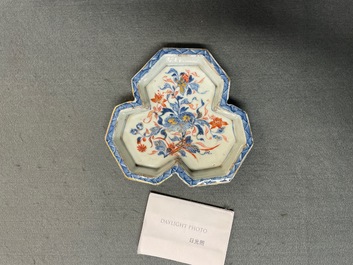 Three Chinese Imari-style covered jugs on stand, Kangxi