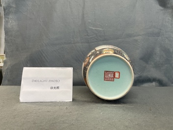 Un vase en porcelaine de Chine famille rose, marque de Qianlong, R&eacute;publique