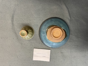 Un bol sur piedouche en porcelaine c&eacute;ladon de Longquan et un bol de type Junyao, Ming et/ou apr&egrave;s