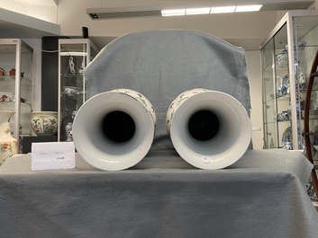 Une paire de vases en porcelaine de Chine famille rose, marque et &eacute;poque de Tongzhi