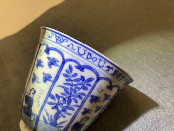 Une tasse couverte et soucoupe en porcelaine de Chine en bleu et blanc pour le march&eacute; fran&ccedil;ais, Kangxi