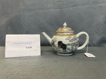 Une th&eacute;i&egrave;re couverte en porcelaine de Chine grisaille et dor&eacute;e &agrave; d&eacute;cor de buffles, Yongzheng