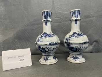 Een paar blauw-witte Delftse chinoiserie vazen, eind 17e eeuw