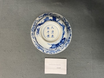 Een Chinese blauw-witte 'Drie vrienden van de winter' kom, Kangxi merk en periode
