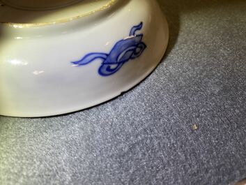 Une tasse couverte et soucoupe en porcelaine de Chine en bleu et blanc pour le march&eacute; fran&ccedil;ais, Kangxi