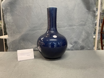 Un vase de forme bouteille en porcelaine de Chine bleu monochrome, marque et &eacute;poque de Qianlong