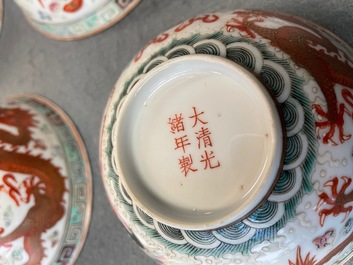 Cinq bols en porcelaine de Chine famille rose &agrave; d&eacute;cor de dragons et de ph&eacute;nix, marque et &eacute;poque de Guangxu