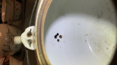 Vier Chinese famille rose theepotten, drie kommen en een theebus, 19/20e eeuw