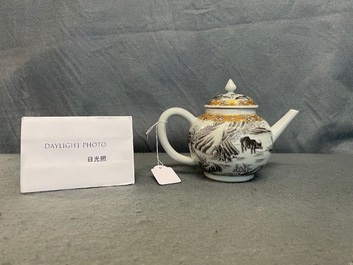 Une th&eacute;i&egrave;re couverte en porcelaine de Chine grisaille et dor&eacute;e &agrave; d&eacute;cor de buffles, Yongzheng