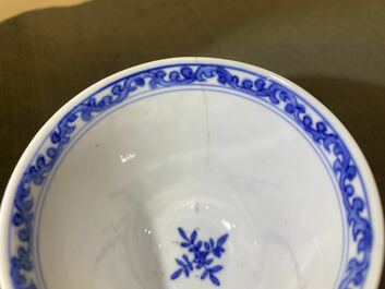 Une tasse couverte et soucoupe en porcelaine de Chine en bleu et blanc pour le march&eacute; fran&ccedil;ais, Kangxi