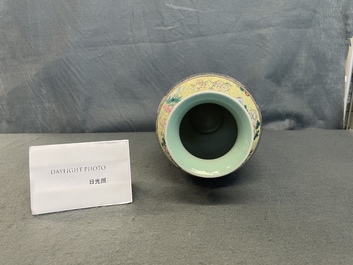 Un vase en porcelaine de Chine famille rose, marque de Qianlong, R&eacute;publique