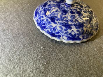 Une tasse couverte et soucoupe en porcelaine de Chine en bleu et blanc pour le march&eacute; fran&ccedil;ais, Kangxi
