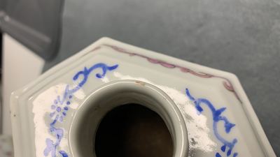 Vier Chinese famille rose theepotten, drie kommen en een theebus, 19/20e eeuw