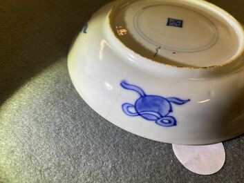 Une tasse couverte et soucoupe en porcelaine de Chine en bleu et blanc pour le march&eacute; fran&ccedil;ais, Kangxi