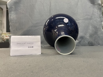 Un vase de forme bouteille en porcelaine de Chine bleu monochrome, marque et &eacute;poque de Qianlong