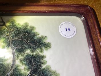 Een Chinese famille rose plaquette met dames in een tuin, Republiek