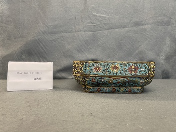 Een Chinese vierkante cloisonn&eacute; kom, Ming