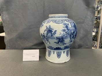 Un vase en fa&iuml;ence de Delft en bleu et blanc &agrave; d&eacute;cor chinoiserie avec un &eacute;l&eacute;phant, fin du 17&egrave;me