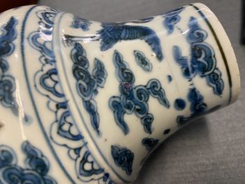Een zeldzame Chinese blauw-witte 'zeedraken' vaas, Wanli