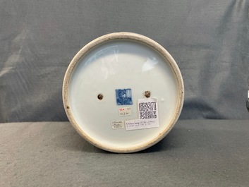 Une jardini&egrave;re en porcelaine de Chine en bleu et blanc &agrave; d&eacute;cor des 'Huit chevaux de Mu Wang', marque de Qianlong, 19&egrave;me