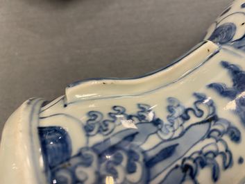 Een zeldzame Chinese blauw-witte 'zeedraken' vaas, Wanli