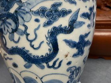 Een zeldzame Chinese blauw-witte 'zeedraken' vaas, Wanli