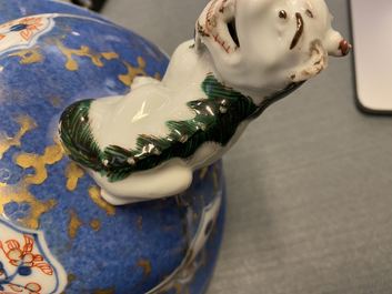 Un vase couvert en porcelaine de Chine &agrave; fond bleu poudr&eacute;, Kangxi