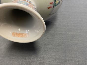 Een paar Chinese famille rose dekselkommen, Jiaqing merk en periode