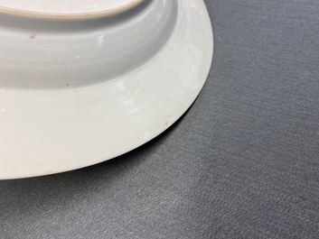 Un plat en porcelaine de Chine famille rose, grisaille et dor&eacute;, Yongzheng/Qianlong