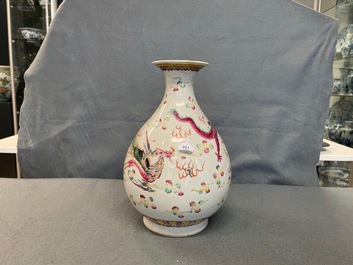 Un vase de forme 'yuhuchunping' en porcelaine de Chine famille rose, marque et &eacute;poque de Daoguang